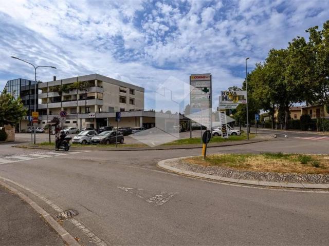 Locale Commerciale in vendita a Sesso, Re