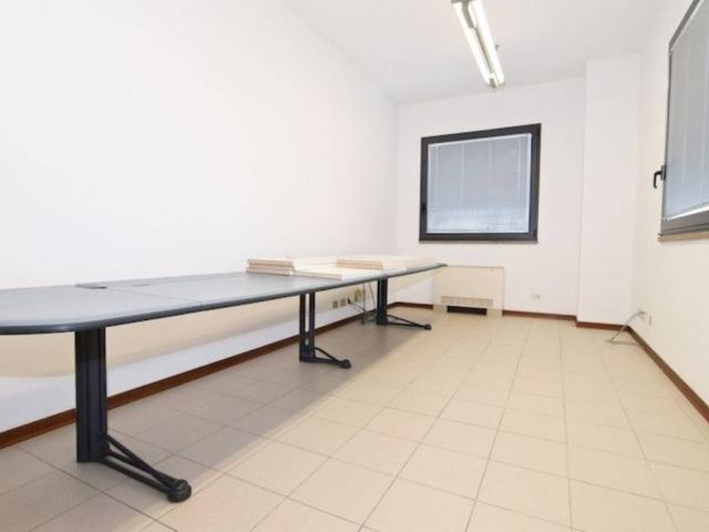 Locale Commerciale in vendita a Re, Reggio Emilia
