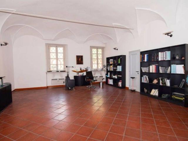 Locale Commerciale in vendita a Porta Castello, Re
