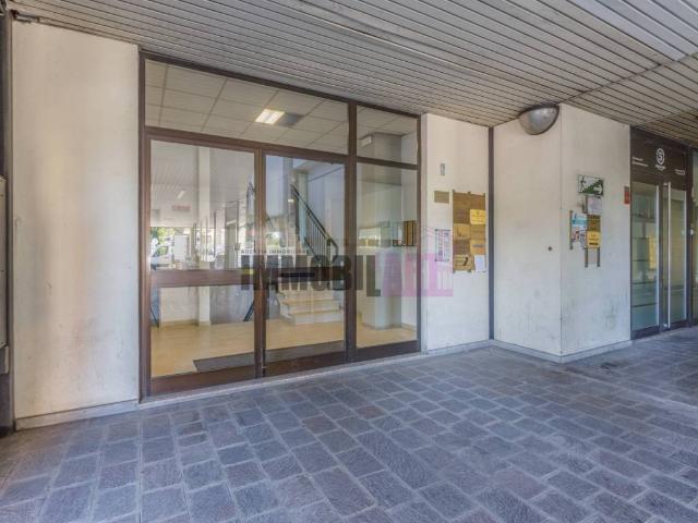 Locale Commerciale in vendita a Cavazzoli, Re