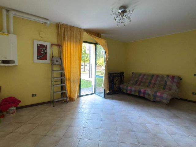 Locale Commerciale in vendita a Sesso, Re