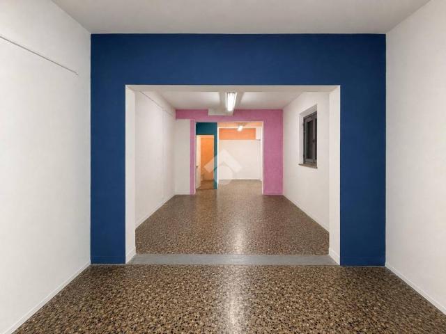Locale Commerciale in vendita a Regina Pacis, Re