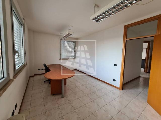 Locale Commerciale in vendita a Tondo, Re