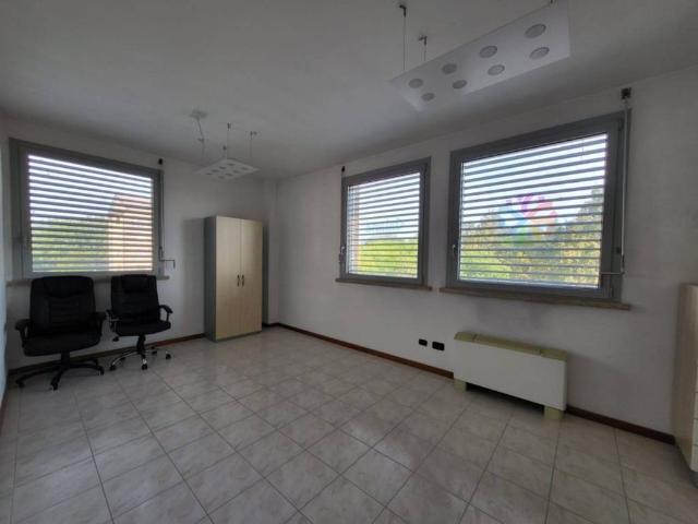Locale Commerciale in vendita a Tondo, Re
