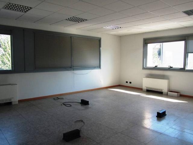 Locale Commerciale in vendita a San Paolo Tribunale, Re