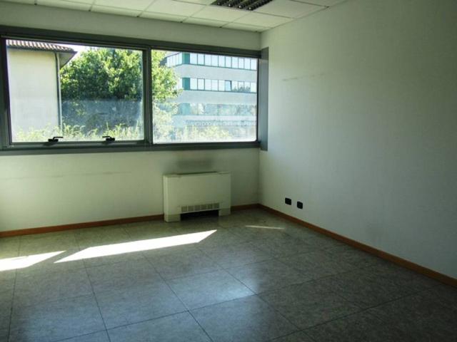 Locale Commerciale in vendita a San Paolo Tribunale, Re