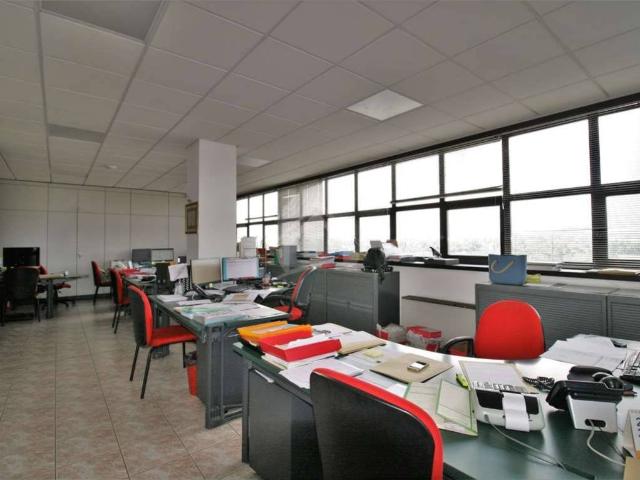 Locale Commerciale in vendita a San Paolo Tribunale, Re