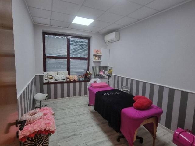 Locale Commerciale in vendita a Cella, Re
