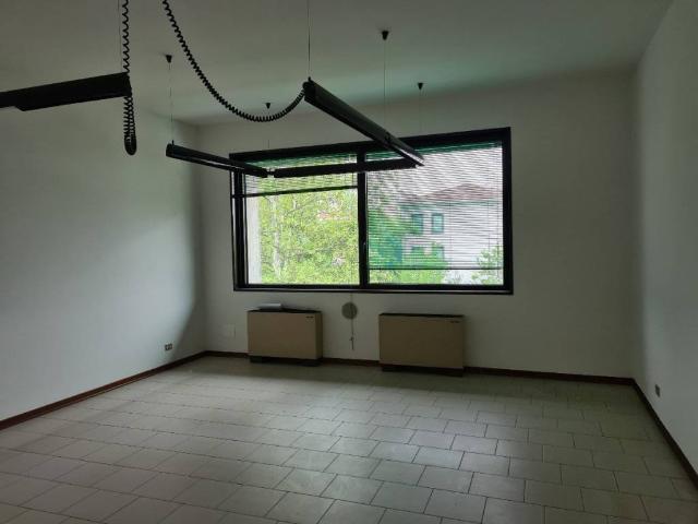 Locale Commerciale in vendita a Re, Reggio Emilia