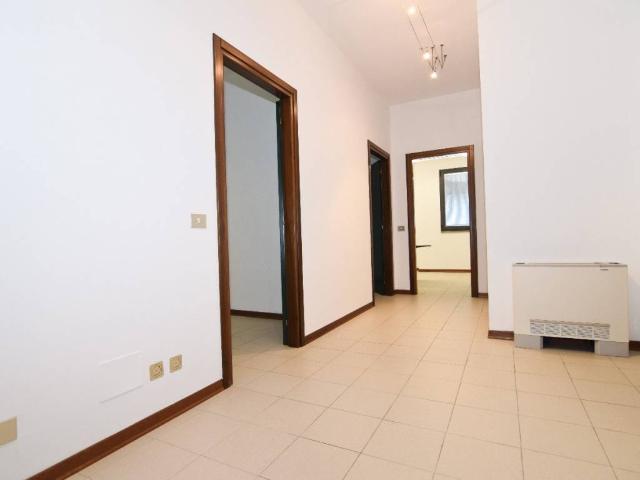 Locale Commerciale in vendita a Villaggio Stranieri-Bazzarola, Re