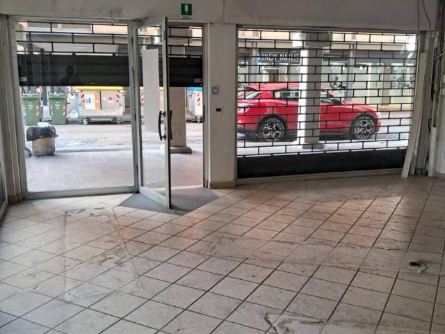 Locale Commerciale in vendita a San Pietro città, Re