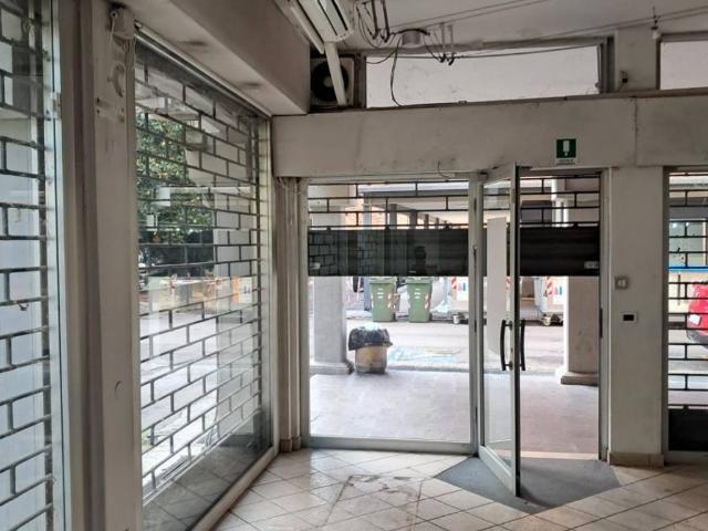 Locale Commerciale in vendita a San Pietro città, Re