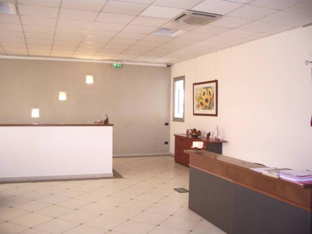 Locale Commerciale in vendita a Bassa Reggiana, Re