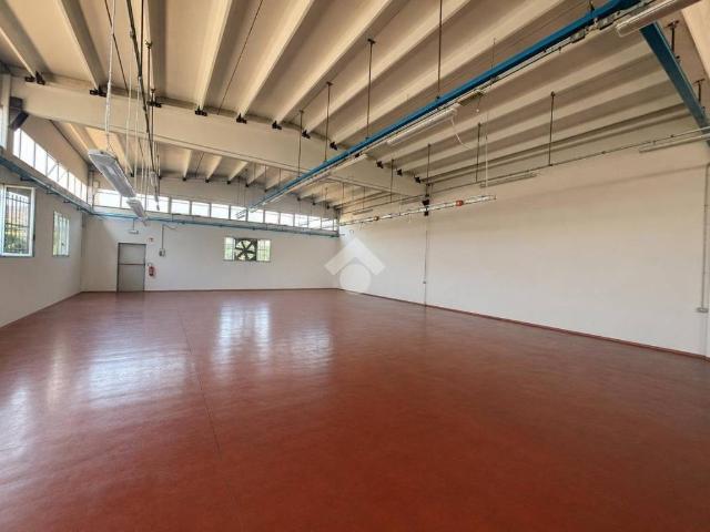 Locale Commerciale in vendita a Bassa Reggiana, Re