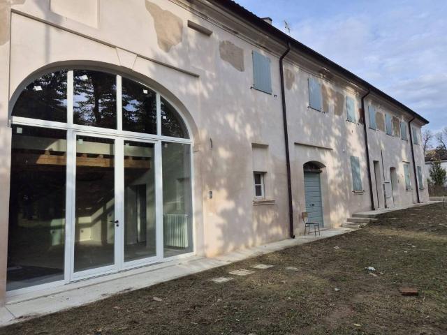 Locale Commerciale in vendita a Bassa Reggiana, Re