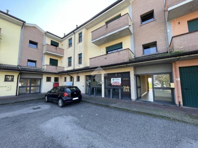 Locale Commerciale in vendita a Bassa Reggiana, Re