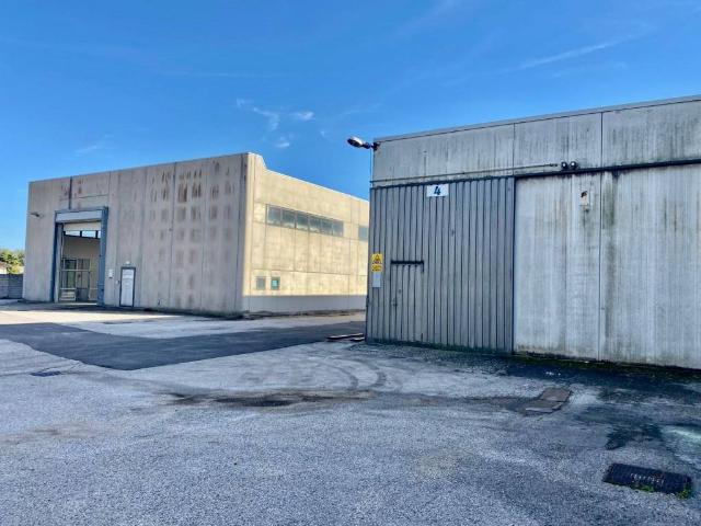 Locale Commerciale in vendita a Remanzacco, Friuli-Venezia Giulia