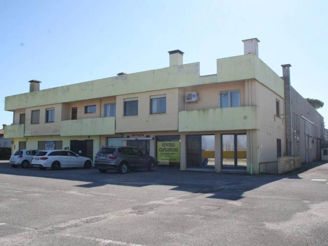 Locale Commerciale in vendita a Remanzacco / Remanzâs, Udine / Udin / Videm
