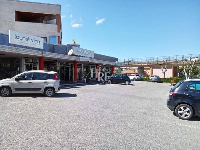 Locale Commerciale in vendita a Calabria, Cosenza
