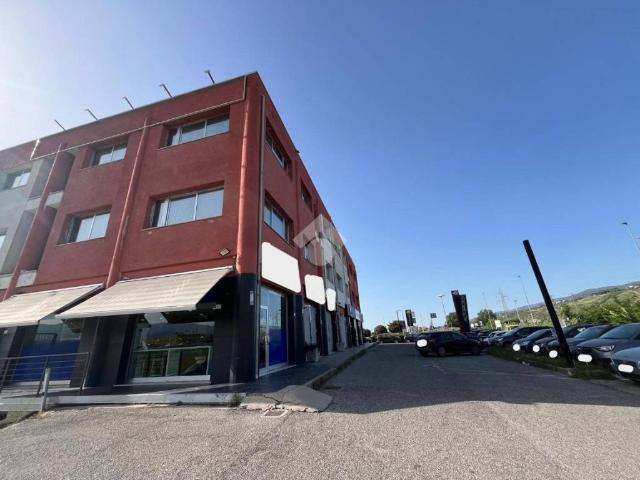 Locale Commerciale in vendita a Calabria, Cosenza
