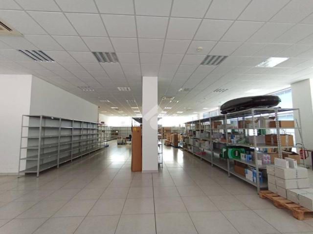 Locale Commerciale in vendita a Calabria, Cosenza