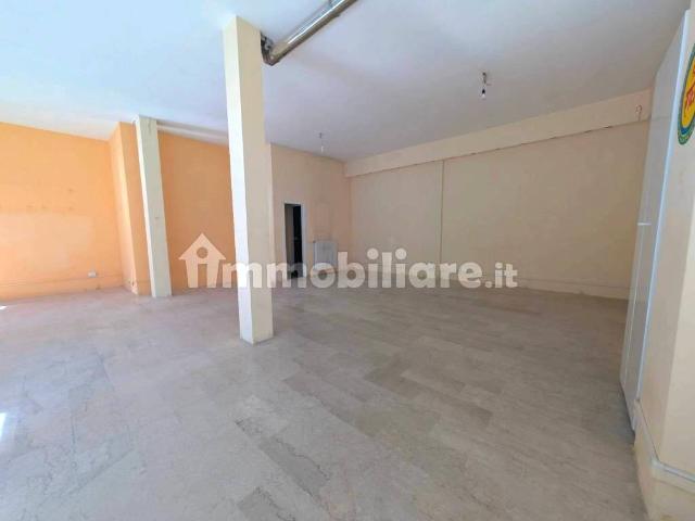 Locale Commerciale in vendita a Canazza, Rescaldina
