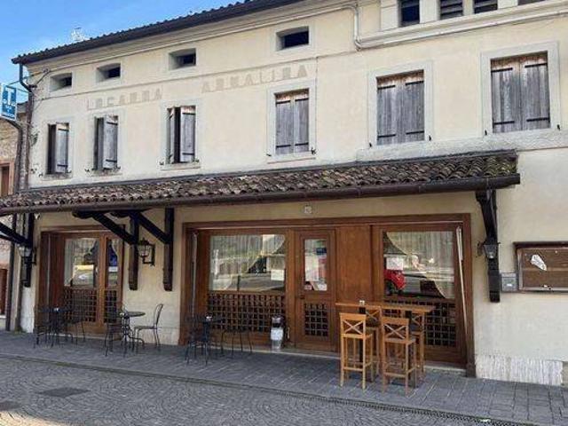 Locale Commerciale in vendita a Revine Lago