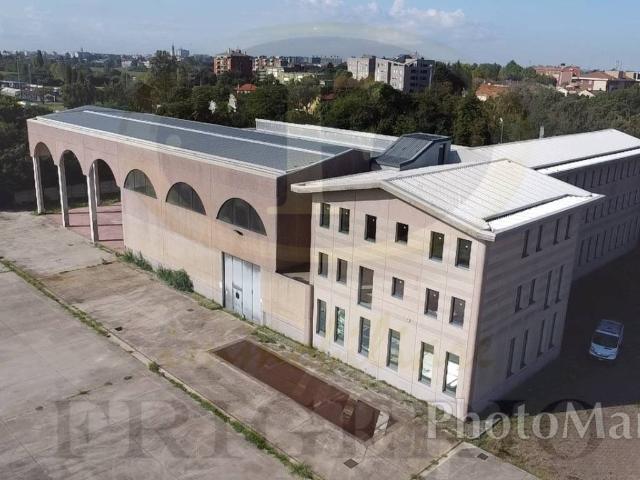Locale Commerciale in vendita a Via Arese, Rho