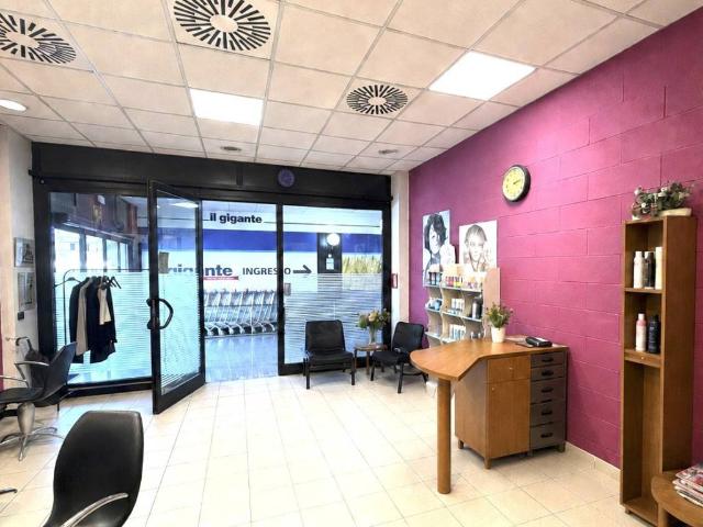 Locale Commerciale in vendita a Lucernate, Rho