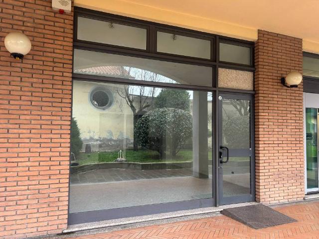 Locale Commerciale in affitto a Rho, Lombardia