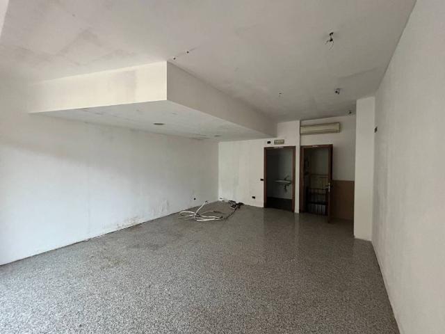 Locale Commerciale in affitto a Rho, Lombardia