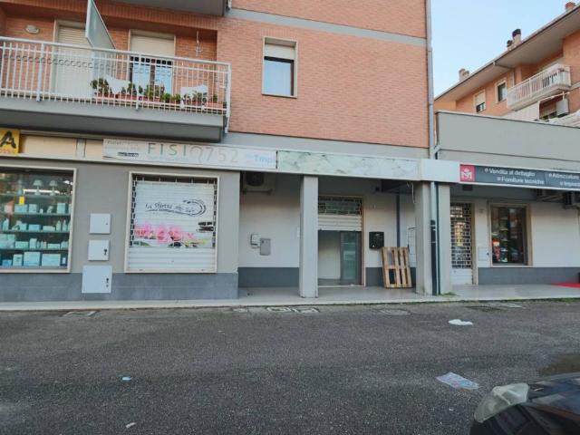 Locale Commerciale in vendita a Campoloniano, Rieti