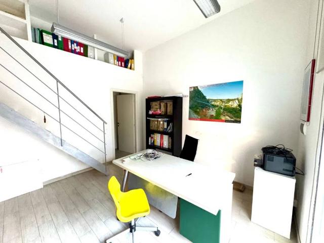 Locale Commerciale in vendita a Regina Pacis, Rieti