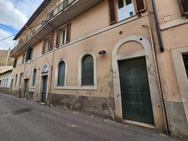 Locale Commerciale in vendita a Regina Pacis, Rieti