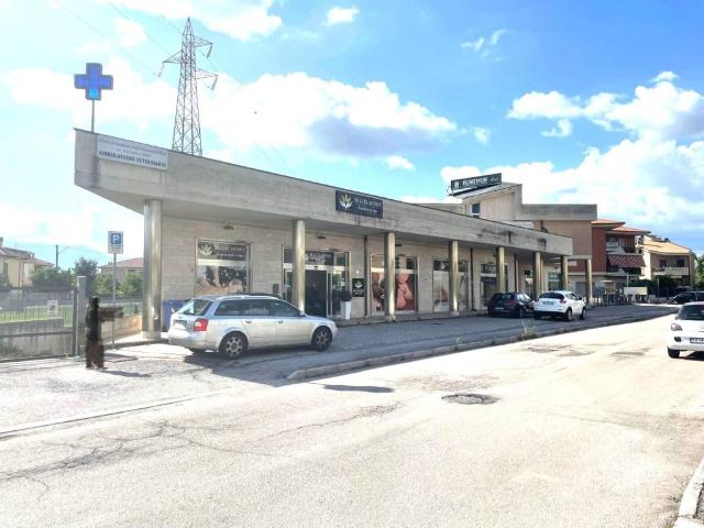Locale Commerciale in vendita a Madonna del Cuore, Rieti