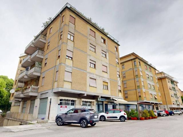 Locale Commerciale in vendita a Regina Pacis, Rieti