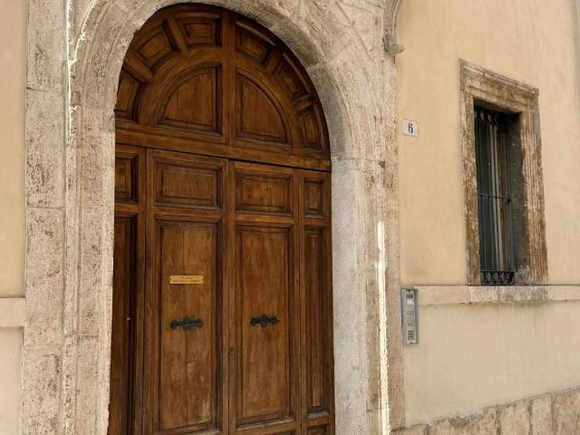 Locale Commerciale in vendita a Regina Pacis, Rieti