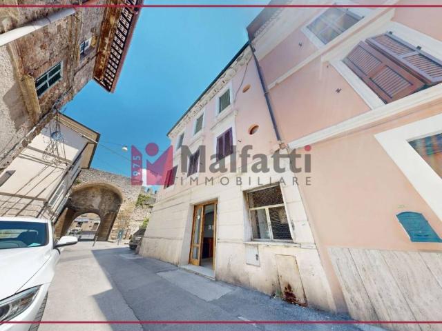 Locale Commerciale in vendita a Regina Pacis, Rieti