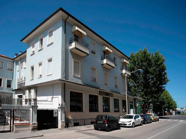 Locale Commerciale in vendita a Rimini, Reggio Emilia