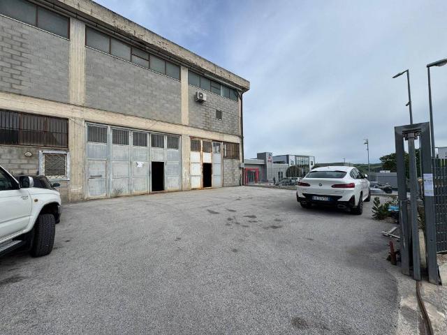 Locale Commerciale in vendita a Ripalimosani, Molise
