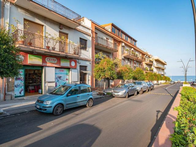 Locale Commerciale in vendita a Riposto, Sicilia
