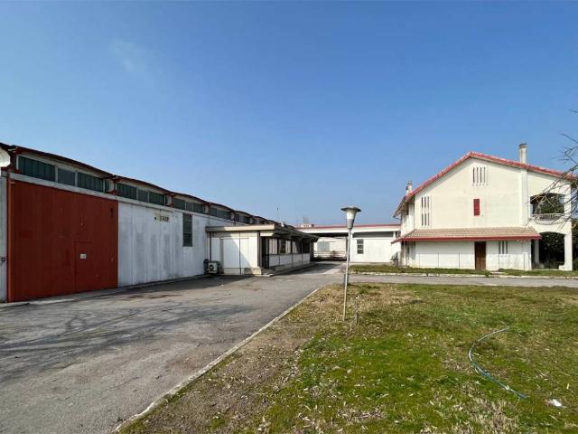 Locale Commerciale in vendita a Unione Terre e Fiumi, Berra