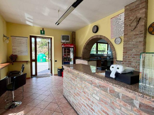 Locale Commerciale in vendita a Unione Terre e Fiumi, Berra