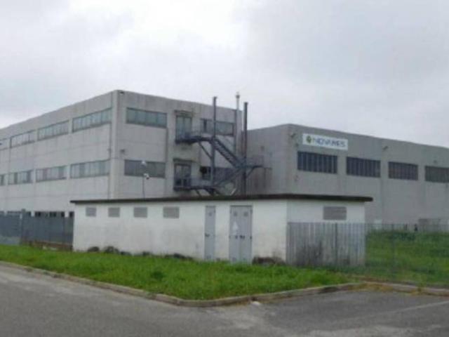 Locale Commerciale in vendita a Z.I. Oviglia, Riva Presso Chieri