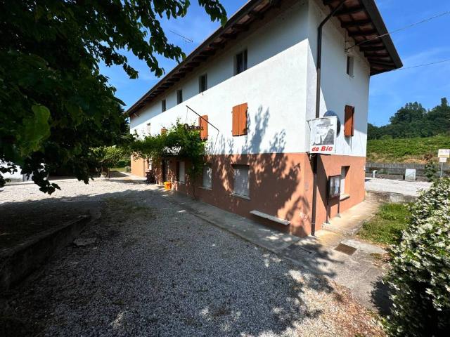 Locale Commerciale in vendita a Rive D'arcano, Friuli-Venezia Giulia