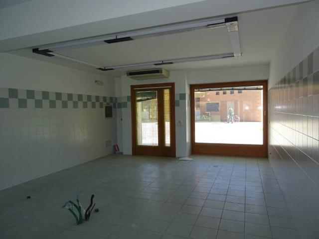 Locale Commerciale in vendita a Rivignano Teor / Rivignan Teôr, Rivignano