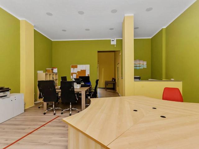 Locale Commerciale in vendita a Borgo Uriola, Piemonte