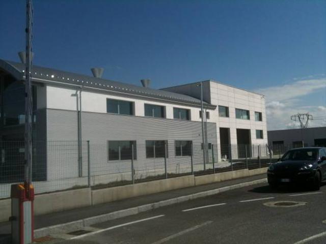 Locale Commerciale in vendita a Rivolta D'adda, Lombardia