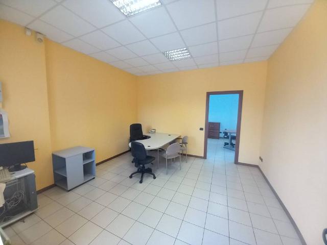 Locale Commerciale in vendita a Novate Brianza, Merate