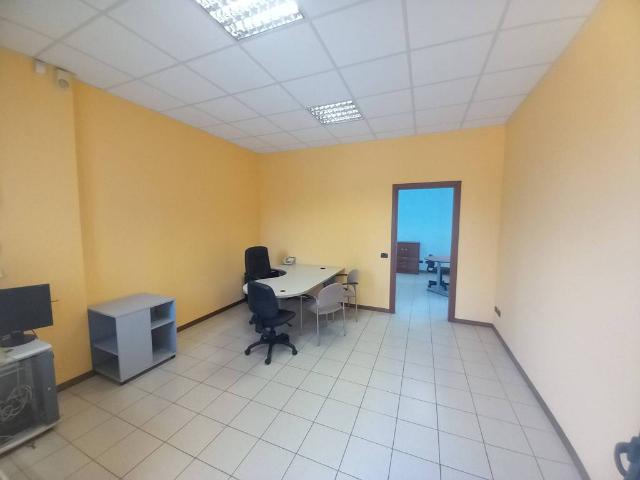 Locale Commerciale in vendita a Novate Brianza, Merate